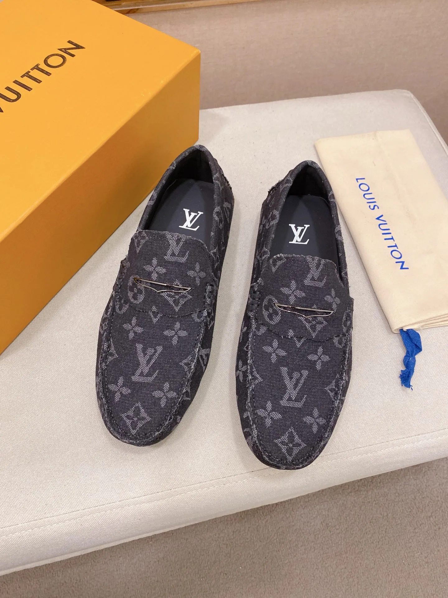 Factory price: 500💰High-end quality! LV 🆕🆕Exclusive hot-selling products in stock🔥🔥New products on the shelves, high-quality Ferragamo men's pea shoes, high-end casual driving shoes, with complete packaging! 💪 💪 Material: Imported official website one-to-one fabric 🐂 + Imported high-quality buffalo leather lining + wear-resistant outsole 👍🏻👍🏻 Features: High-end and comfortable, purely handmade 🚀 🚀 Create the perfect shoes that suit you best 🔥 🔥 Size: (38-44) 45 standard size can be customized!